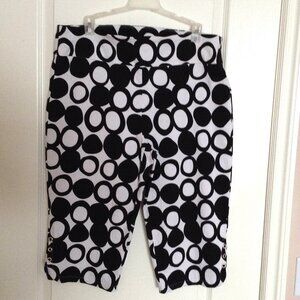 Attyre Women's Capris Pants Size 14 Black White Pull-on Casual Stretchy Comfy